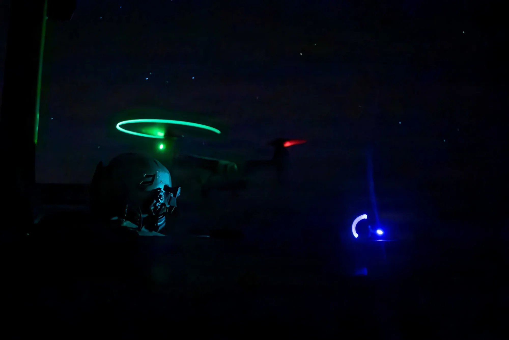 El Tripoli está diseñado sin una cubierta de pozo tradicional, lo que permite albergar más cazas furtivos F-35B Lightning II, MV-22 Ospreys, helicópteros y espacio adicional para mantenimiento. Durante operaciones pico, el buque puede aumentar su capacidad para apoyar hasta más de 20 F-35B. Créditos: CENTCOM.