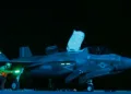 El USS Tripoli (LHA 7) realiza operaciones de vuelo nocturnas mientras navega por el mar Arábigo. Créditos: CENTCOM.