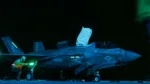 El USS Tripoli (LHA 7) realiza operaciones de vuelo nocturnas mientras navega por el mar Arábigo. Créditos: CENTCOM.