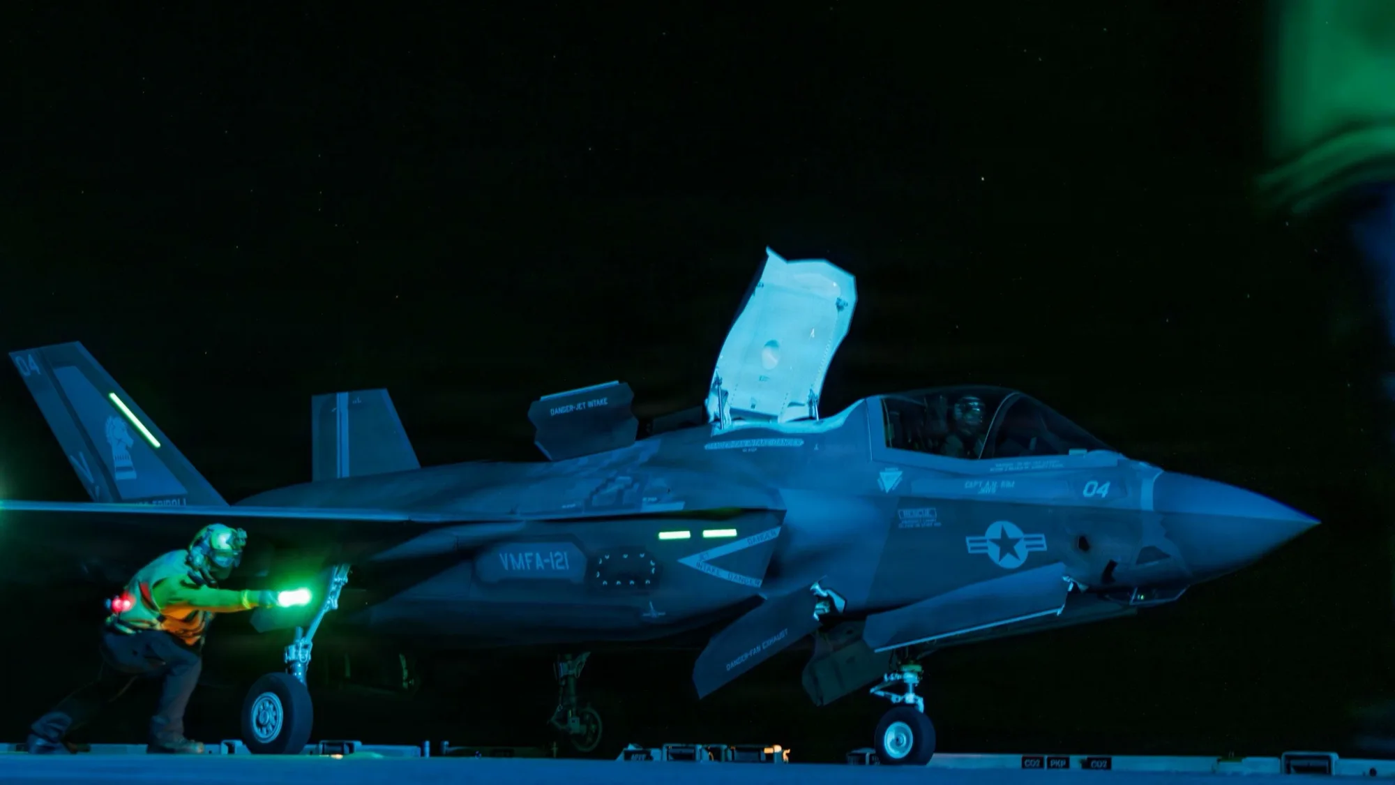 El USS Tripoli (LHA 7) realiza operaciones de vuelo nocturnas mientras navega por el mar Arábigo. Créditos: CENTCOM.