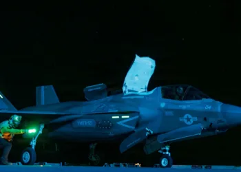 El USS Tripoli (LHA 7) realiza operaciones de vuelo nocturnas mientras navega por el mar Arábigo. Créditos: CENTCOM.