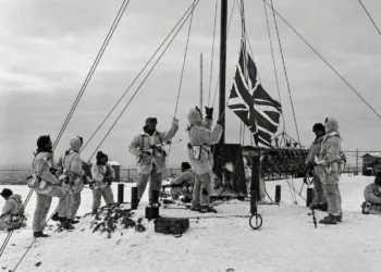 Imagen de un hilo histórico sobre la base argentina Corbeta Uruguay en la isla Thule (Sándwich del Sur), narrando su control durante la Guerra de Malvinas, la rendición de la dotación el 20 de junio de 1982 ante fuerzas británicas y la destrucción ordenada por Margaret Thatcher en 1983. Créditos: un hilo histórico sobre la base argentina Corbeta Uruguay en la isla Thule (Sándwich del Sur), narrando su control durante la Guerra de Malvinas, la rendición de la dotación el 20 de junio de 1982 ante fuerzas británicas y la destrucción ordenada por Margaret Thatcher en 1983. un hilo histórico sobre la base argentina Corbeta Uruguay en la isla Thule (Sándwich del Sur), narrando su control durante la Guerra de Malvinas, la rendición de la dotación el 20 de junio de 1982 ante fuerzas británicas y la destrucción ordenada por Margaret Thatcher en 1983. Créditos: REALPOLITIK.