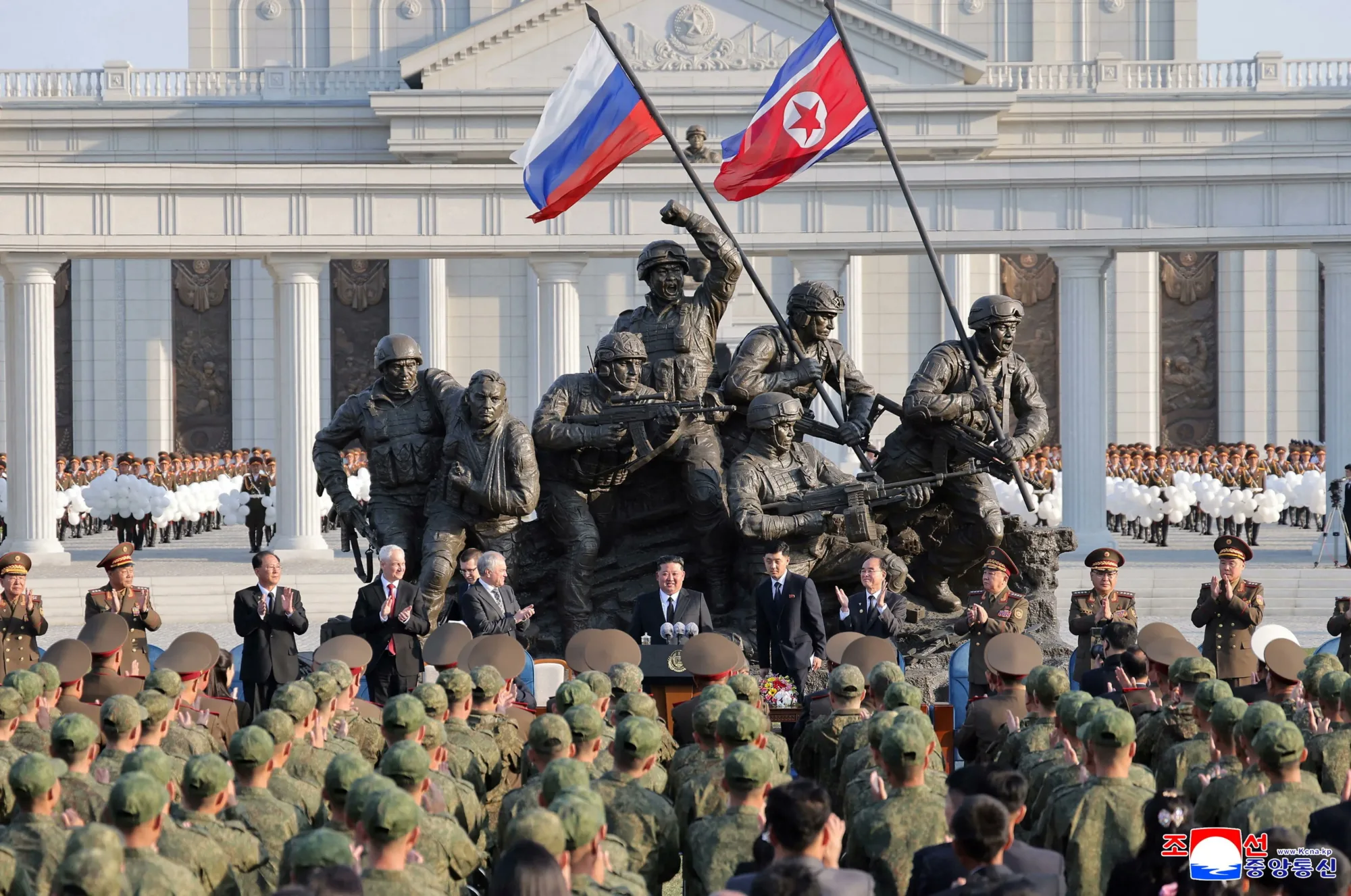 Al Jazeera English publica fotos de la inauguración en Pyongyang de un museo memorial dedicado a los soldados norcoreanos fallecidos combatiendo junto a Rusia en la guerra de Ucrania, con presencia de Kim Jong Un y altos funcionarios rusos. Créditos: Aljazeera.