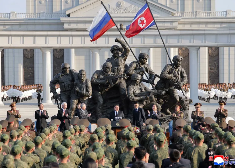 Al Jazeera English publica fotos de la inauguración en Pyongyang de un museo memorial dedicado a los soldados norcoreanos fallecidos combatiendo junto a Rusia en la guerra de Ucrania, con presencia de Kim Jong Un y altos funcionarios rusos. Créditos: Aljazeera.