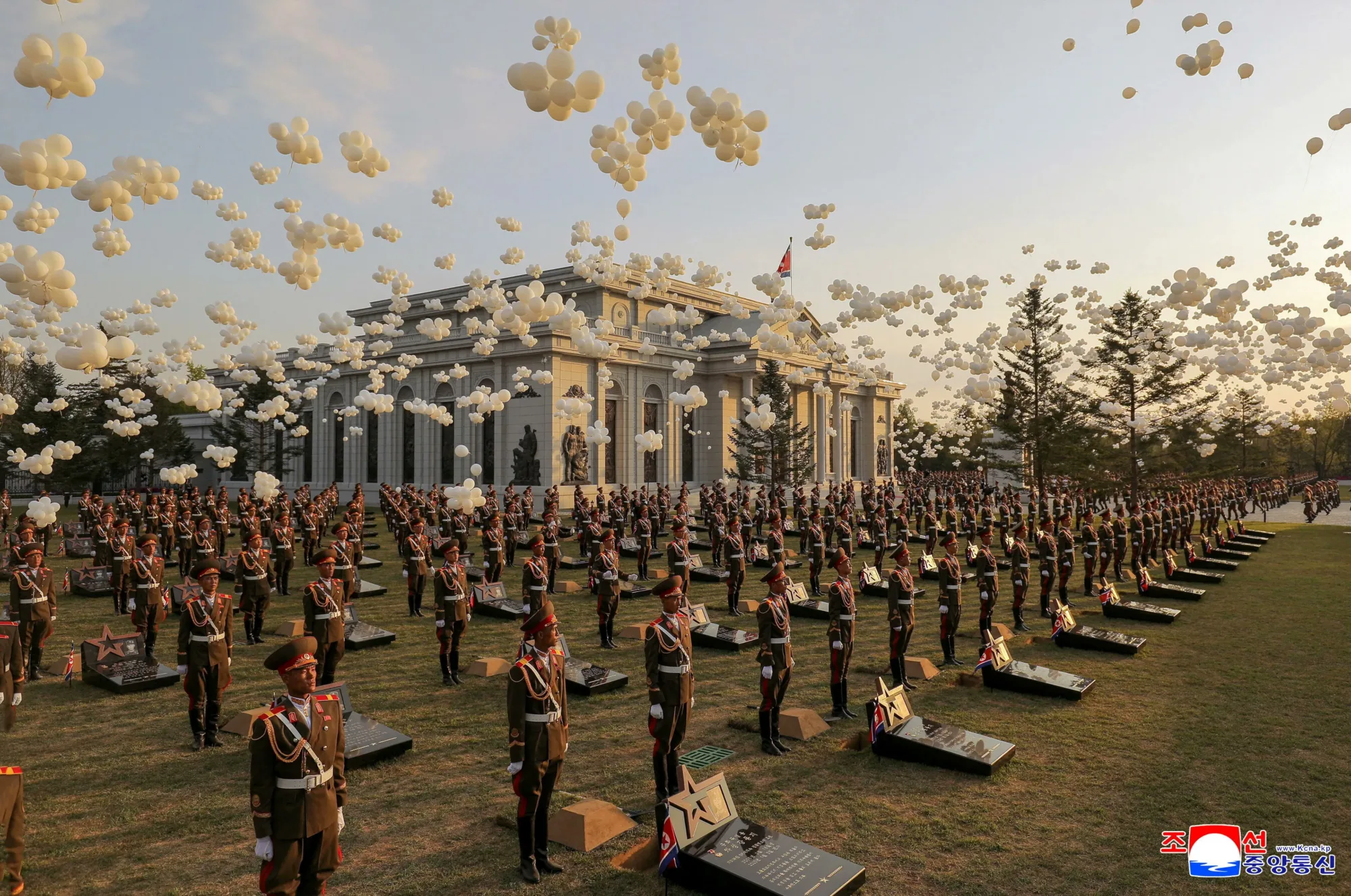 Inauguración por Kim Jong Un de un memorial en Pyongyang para soldados norcoreanos fallecidos en la guerra de Ucrania, junto a funcionarios rusos, como símbolo de la alianza militar entre ambos países. Créditos: KCNA.