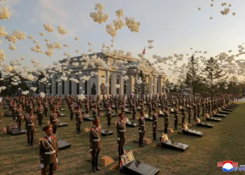 Inauguración por Kim Jong Un de un memorial en Pyongyang para soldados norcoreanos fallecidos en la guerra de Ucrania, junto a funcionarios rusos, como símbolo de la alianza militar entre ambos países. Créditos: KCNA.