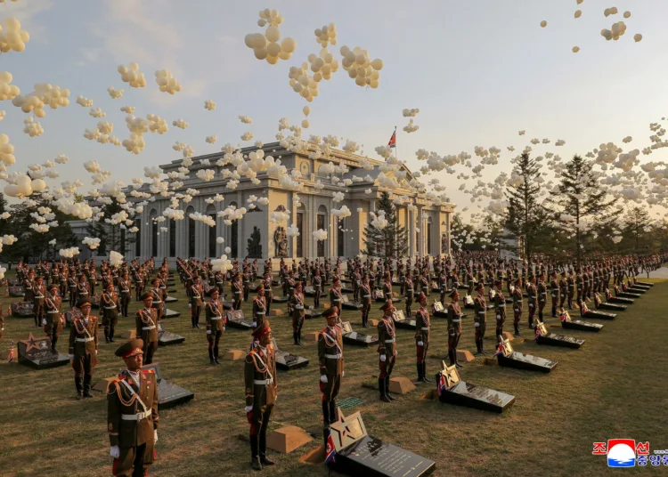 Inauguración por Kim Jong Un de un memorial en Pyongyang para soldados norcoreanos fallecidos en la guerra de Ucrania, junto a funcionarios rusos, como símbolo de la alianza militar entre ambos países. Créditos: KCNA.
