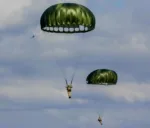 El Ministerio de Defensa argentino publica sobre el Ejercicio Kekén, una maniobra del Ejército Argentino en la Patagonia que integra tropas, vehículos blindados y paracaidistas en terrenos exigentes con distancias de hasta 1.500 km. Créditos: Ministerio de Defensa argentino.