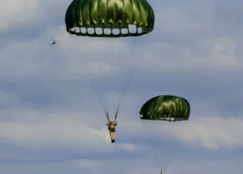 El Ministerio de Defensa argentino publica sobre el Ejercicio Kekén, una maniobra del Ejército Argentino en la Patagonia que integra tropas, vehículos blindados y paracaidistas en terrenos exigentes con distancias de hasta 1.500 km. Créditos: Ministerio de Defensa argentino.
