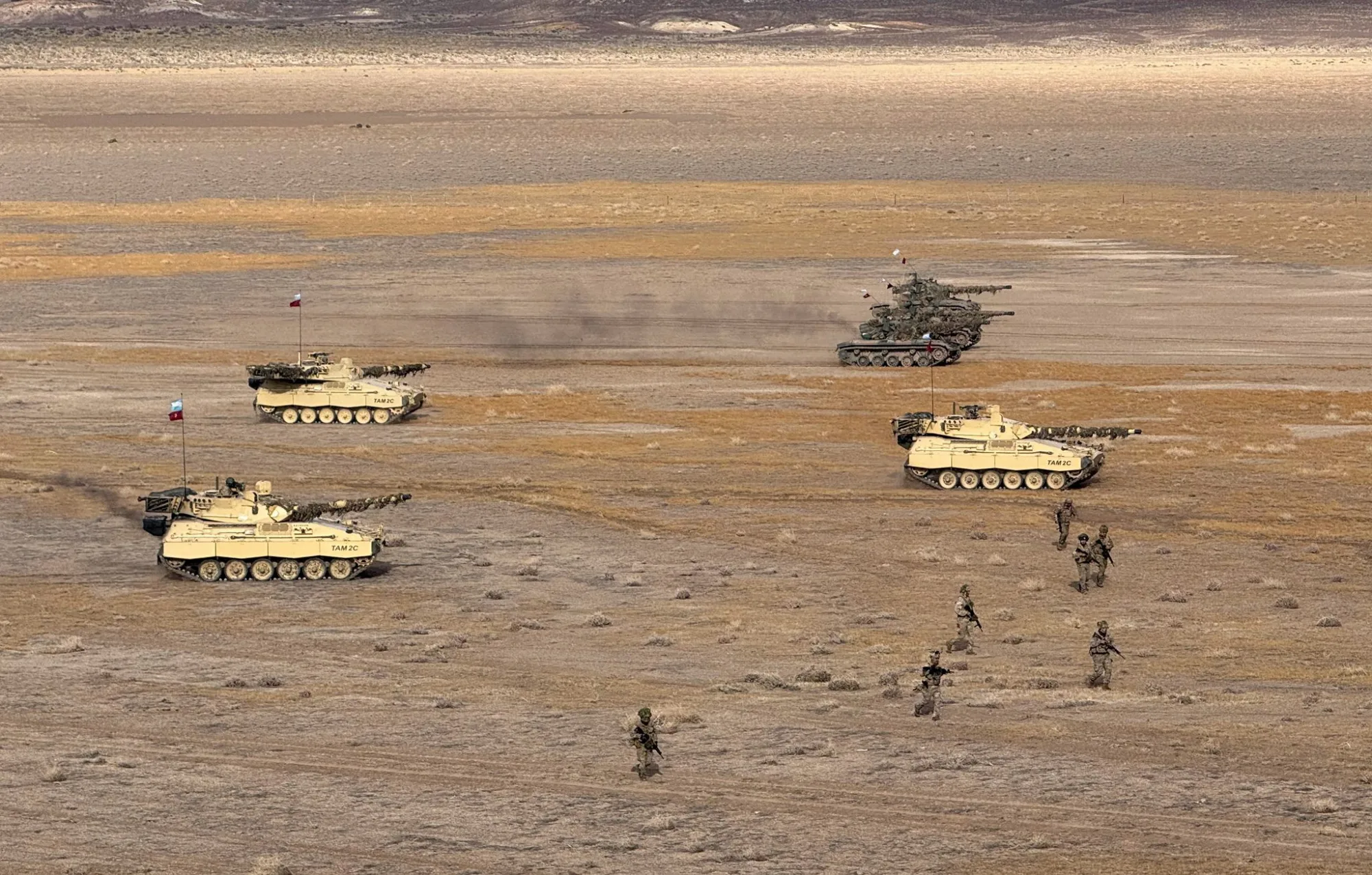 El Ministerio de Defensa argentino publica que el ministro Carlos Presti supervisó el Ejercicio Kekén en Patagonia junto a los jefes de las Fuerzas Armadas, con miles de efectivos del Ejército, Armada y Fuerza Aérea en operaciones conjuntas. Créditos: Ministerio de Defensa argentino.