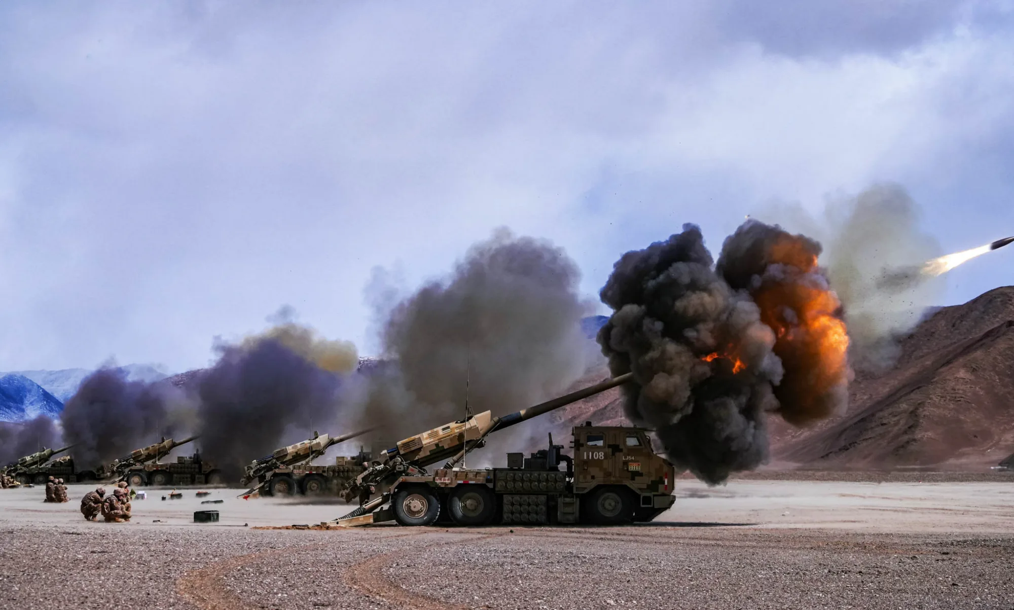 Ejercicio de tiro real con obuses PCL-181 montados en vehículos y sistemas de lanzacohetes múltiples realizado por un regimiento del Comando Militar de Xinjiang del EPL. Créditos: Cuenta oficial de prensa de las fuerzas armadas de China.