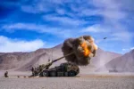 Ejercicio de tiro real con obuses PCL-181 montados en vehículos y sistemas de lanzacohetes múltiples realizado por un regimiento del Comando Militar de Xinjiang del EPL. Créditos: Cuenta oficial de prensa de las fuerzas armadas de China.