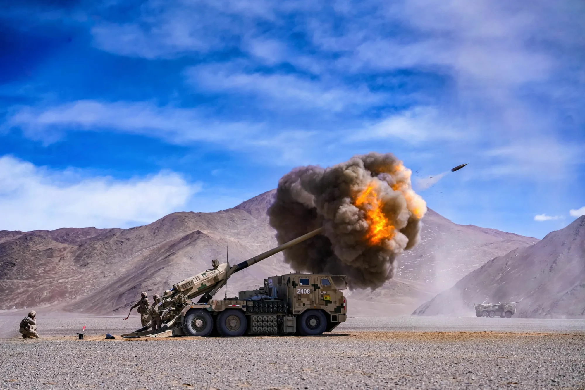 Ejercicio de tiro real con obuses PCL-181 montados en vehículos y sistemas de lanzacohetes múltiples realizado por un regimiento del Comando Militar de Xinjiang del EPL. Créditos: Cuenta oficial de prensa de las fuerzas armadas de China.