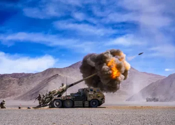 Ejercicio de tiro real con obuses PCL-181 montados en vehículos y sistemas de lanzacohetes múltiples realizado por un regimiento del Comando Militar de Xinjiang del EPL. Créditos: Cuenta oficial de prensa de las fuerzas armadas de China.