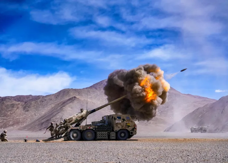 Ejercicio de tiro real con obuses PCL-181 montados en vehículos y sistemas de lanzacohetes múltiples realizado por un regimiento del Comando Militar de Xinjiang del EPL. Créditos: Cuenta oficial de prensa de las fuerzas armadas de China.