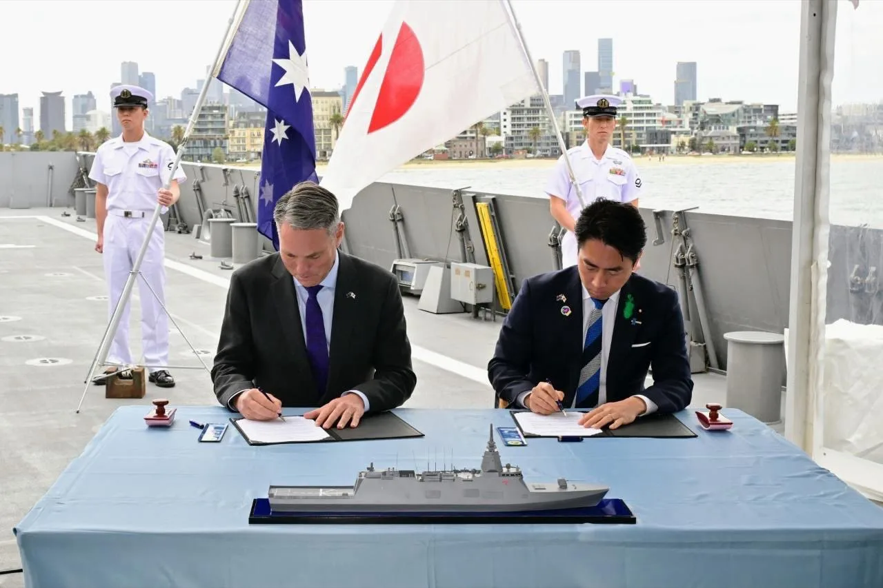 Shinjiro Koizumi, ministro de Defensa japonés, anuncia la firma de un memorando con el viceprimer ministro y ministro de Defensa australiano Richard Marles a bordo del buque de escolta "Kumano" para el contrato de fragatas clase Mogami. Créditos: Shinjiro Koizumi.