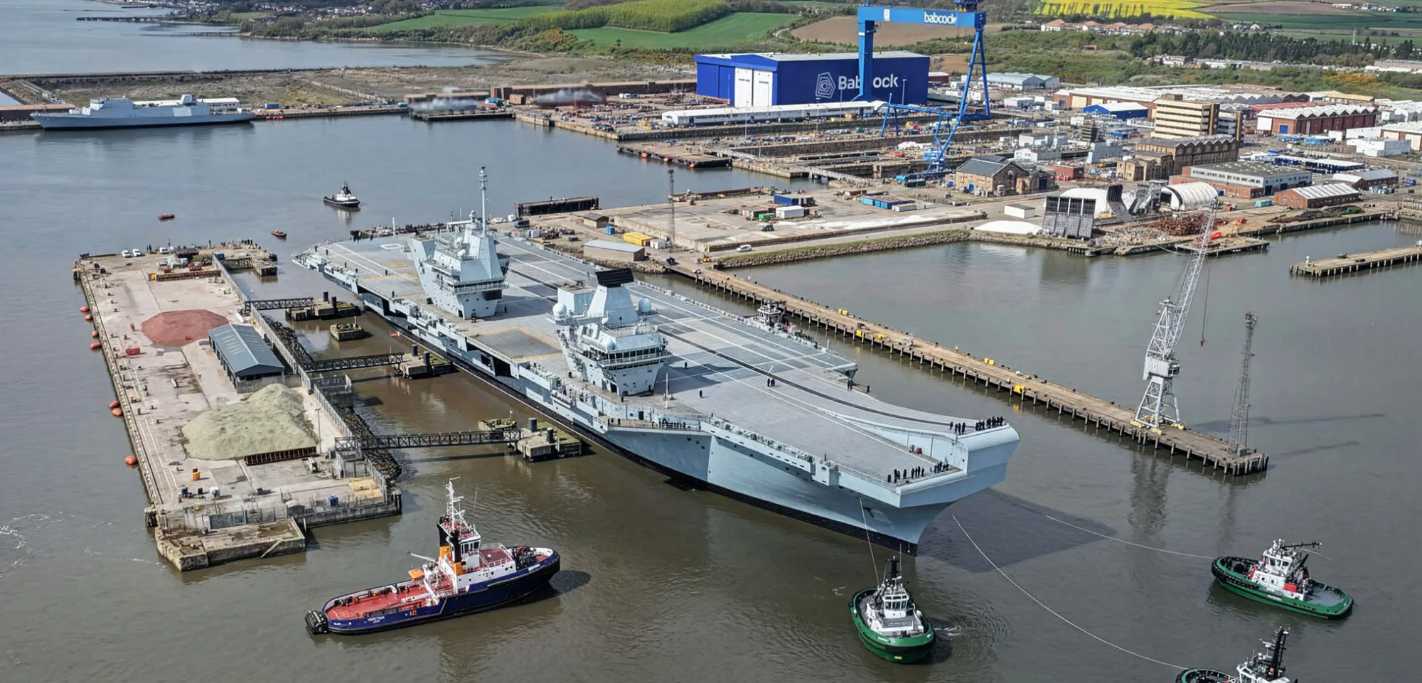 HMS Queen Elizabeth sale de Rosyth tras período de atraque. Créditos: Navy Lookout.