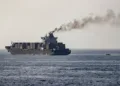 Fuerzas estadounidenses, incluyendo Marines, abordaron y capturaron el buque iraní M/V Touska en el Mar Arábigo el 20 de abril de 2026 tras intentar violar el bloqueo naval de EE.UU. Créditos: CENTCOM.
