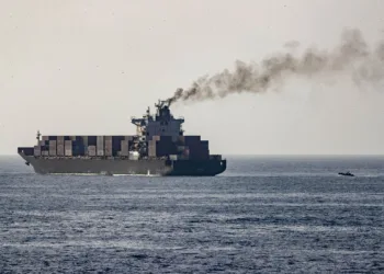 Fuerzas estadounidenses, incluyendo Marines, abordaron y capturaron el buque iraní M/V Touska en el Mar Arábigo el 20 de abril de 2026 tras intentar violar el bloqueo naval de EE.UU. Créditos: CENTCOM.
