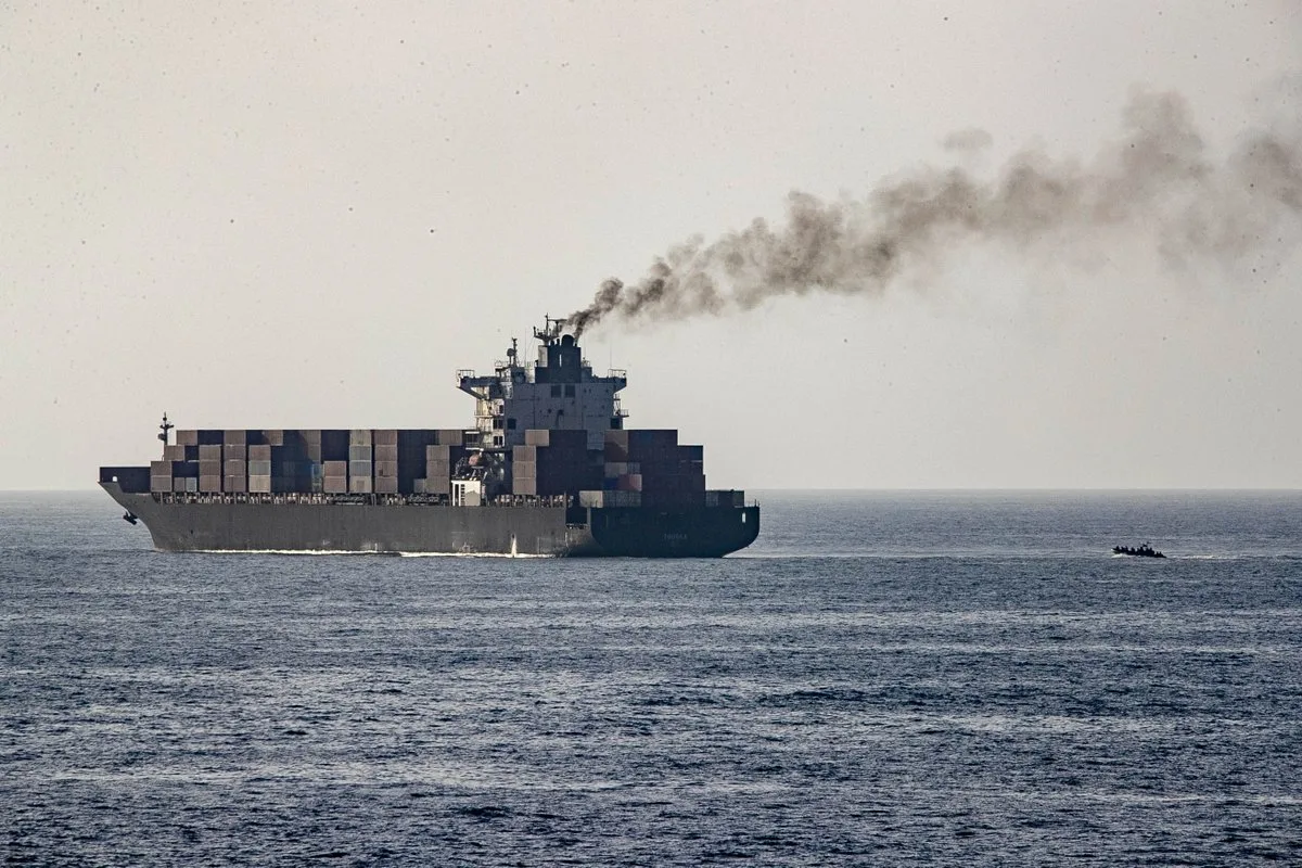 Fuerzas estadounidenses, incluyendo Marines, abordaron y capturaron el buque iraní M/V Touska en el Mar Arábigo el 20 de abril de 2026 tras intentar violar el bloqueo naval de EE.UU. Créditos: CENTCOM.