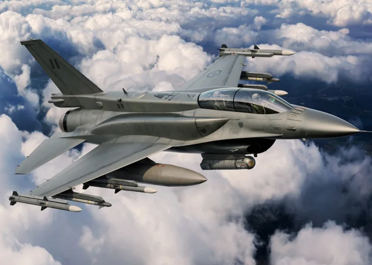 El post detalla que el gobierno peruano avanzó con la selección de los F-16C/D Block 70 para la FAP pese a la postergación anunciada por el presidente interino José María Balcázar de la compra de nuevos cazas. Créditos: SA Defensa.