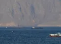 La imagen adjunta muestra buques y petroleros en el estrecho, una vía marítima clave por la que transita cerca del 20% del petróleo mundial, lo que eleva el riesgo de disrupciones energéticas globales. Créditos: Clash Report.