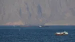 La imagen adjunta muestra buques y petroleros en el estrecho, una vía marítima clave por la que transita cerca del 20% del petróleo mundial, lo que eleva el riesgo de disrupciones energéticas globales. Créditos: Clash Report.