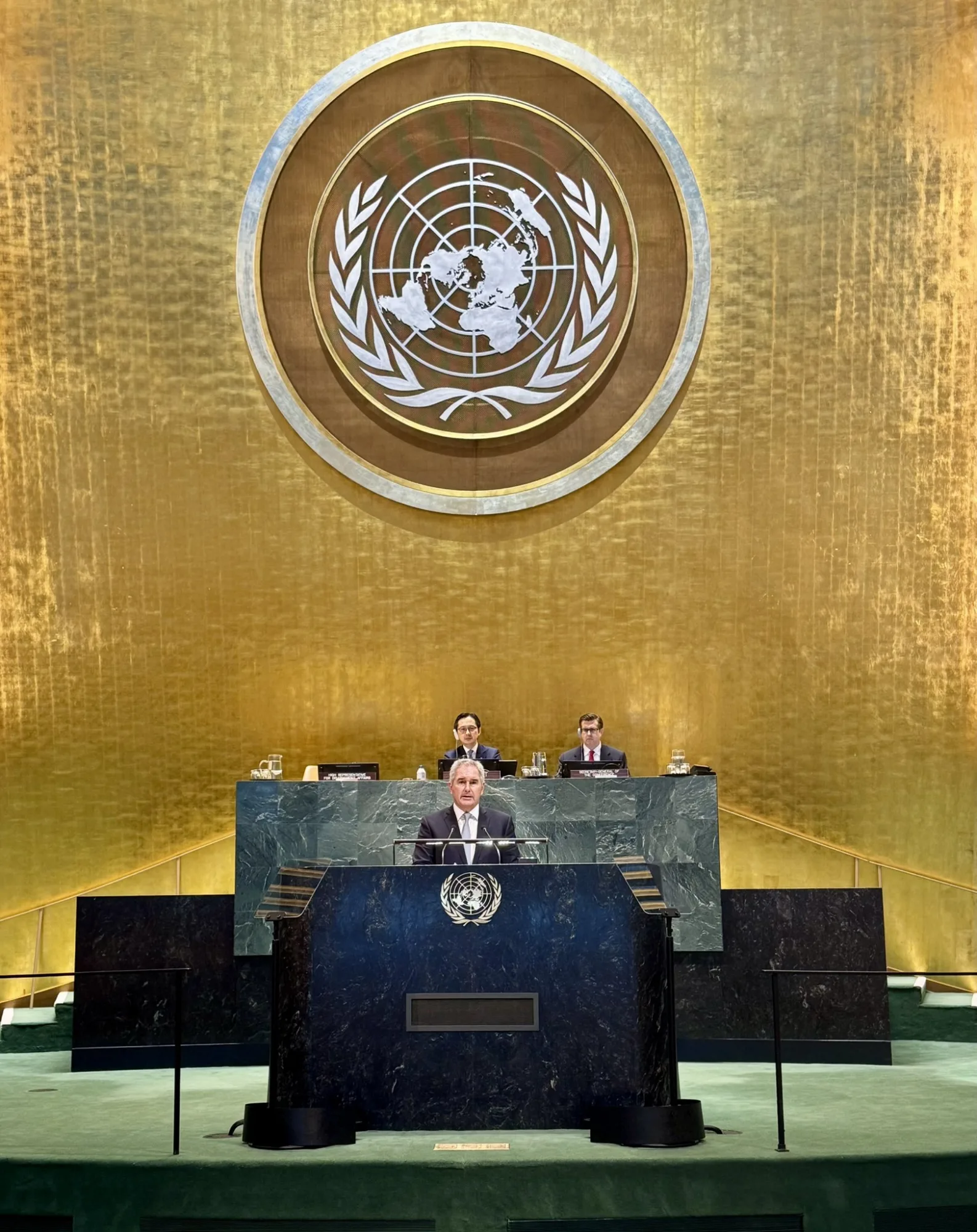 El canciller argentino Pablo Quirno reportó reuniones productivas en la ONU, donde Argentina reafirmó su oposición a que Irán posea armas nucleares durante la XI Conferencia del Tratado de No Proliferación Nuclear. En el Consejo de Seguridad, Argentina condenó cualquier cierre del estrecho de Ormuz y defendió la libre navegación, clave para el transporte mundial de petróleo y la estabilidad energética. Créditos: Pablo Quirno.