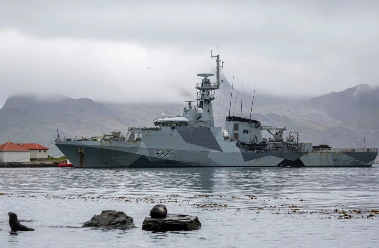Patrullero HMS Medway en las Islas Georgias del Sur en el marco de un ejercicio militar. Crédito: BFSAI