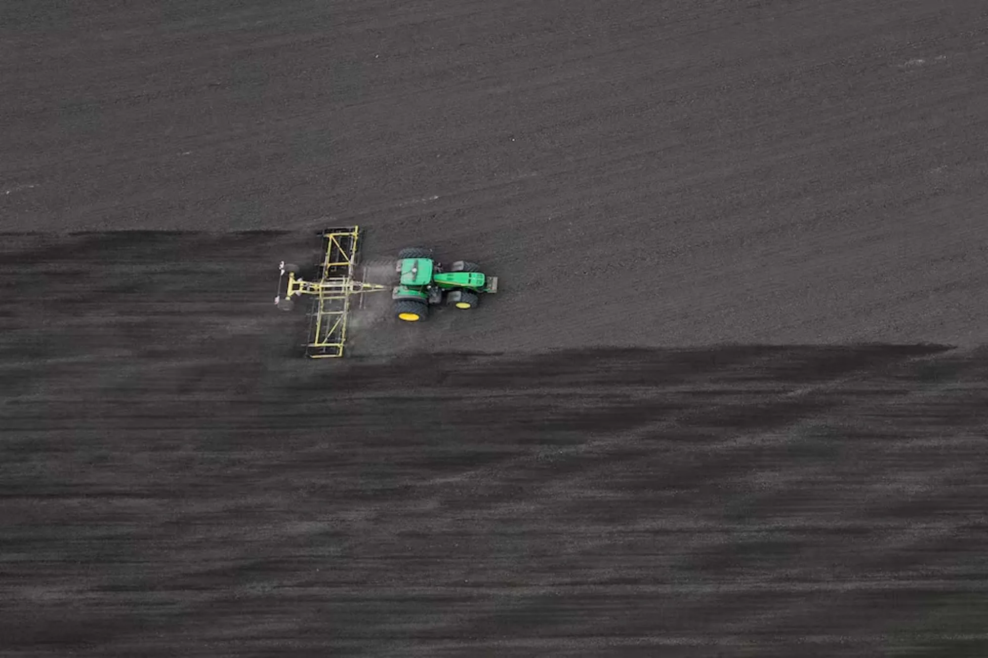 Un trabajador agrícola conduce un tractor mientras prepara la tierra para sembrar trigo sarraceno en la localidad de Malopolovetske, en plena invasión rusa de Ucrania, en la región de Kiev, Ucrania, el 6 de abril de 2026. Créditos: REUTERS/Valentyn Ogirenko