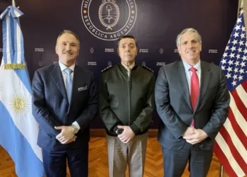 El Embajador de EE.UU. en Argentina Peter Lamelas, el Ministro de Defensa de Argentina Carlos Presti y el subsecretario de Estado Thomas G. DiNanno. Crédito: Under Secretary of State