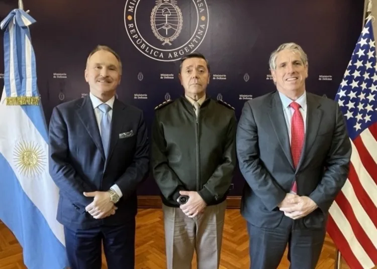 El Embajador de EE.UU. en Argentina Peter Lamelas, el Ministro de Defensa de Argentina Carlos Presti y el subsecretario de Estado Thomas G. DiNanno. Crédito: Under Secretary of State