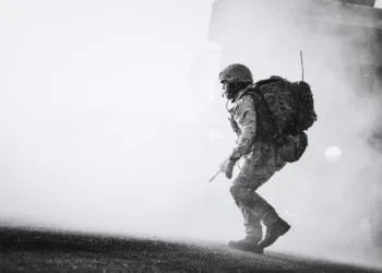 Un integrante del 4.º Batallón del Regimiento de Paracaidistas durante el ejercicio Cape Upholder. Foto: BFSAI – Cpl Welson
