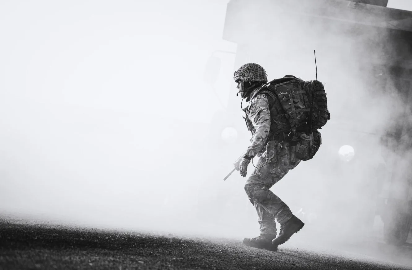 Un integrante del 4.º Batallón del Regimiento de Paracaidistas durante el ejercicio Cape Upholder. Foto: BFSAI – Cpl Welson