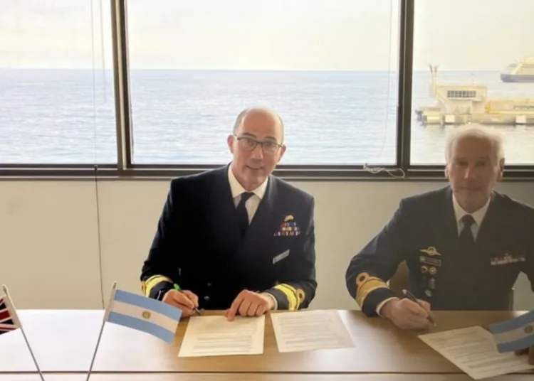 Director del Servicio de Hidrografía Naval junto a su par britanico. Crédito: Servicio de Hidrografía Naval de la República Argentina.