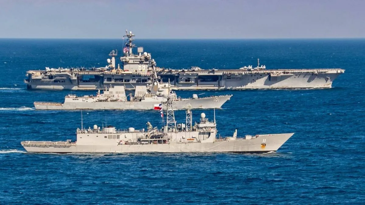 Fragata FFG-11 “Capitán Prat” de la Armada de Chile navegando junto al Portaaviones USS Nimitz y el Destructor USS Gridley del US Navy.