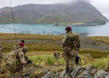 4 PARA y 299 Ingenieros Reales realizan una patrulla por Georgia del Sur. Créditos: Operaciones de Defensa