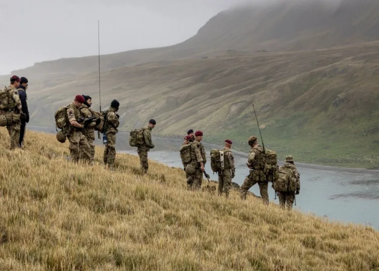 4 PARA y 299 Ingenieros Reales realizan una patrulla por Georgia del Sur. Créditos: Operaciones de Defensa
