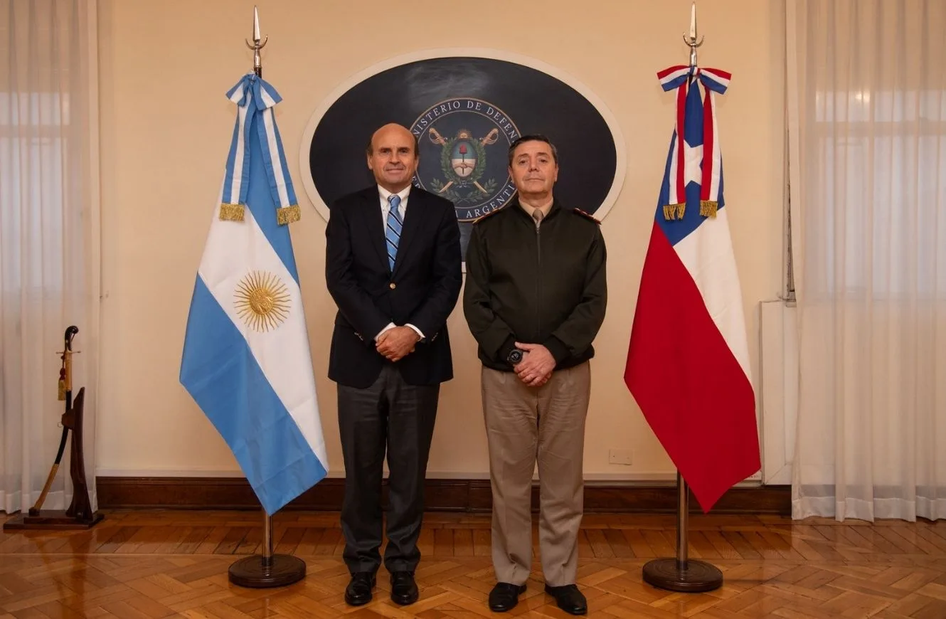 El Ministro Carlos Presti recibió al recientemente designado Embajador de Chile en la Argentina, Gonzalo Uriarte Herrera. Crédito: Ministerio de Defensa Argentina