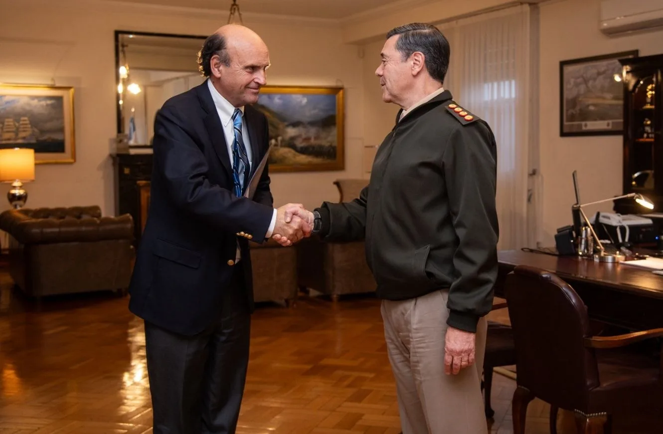 El Ministro Carlos Presti recibió al recientemente designado Embajador de Chile en la Argentina, Gonzalo Uriarte Herrera. Crédito: Ministerio de Defensa Argentina
