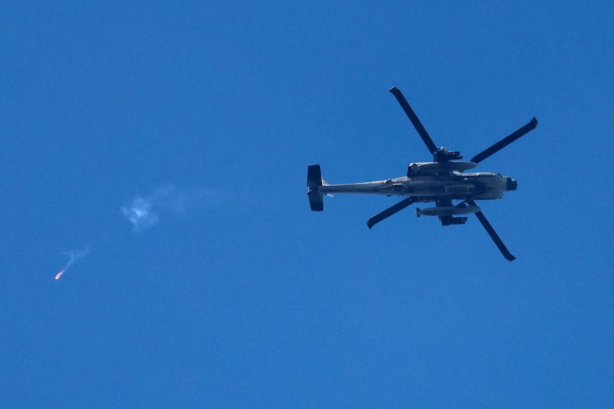 Un helicóptero Apache israelí lanza una bengala mientras sobrevuela la frontera con el Líbano, en el norte de Israel, el 9 de abril. Créditos: REUTERS/Ammar Awad