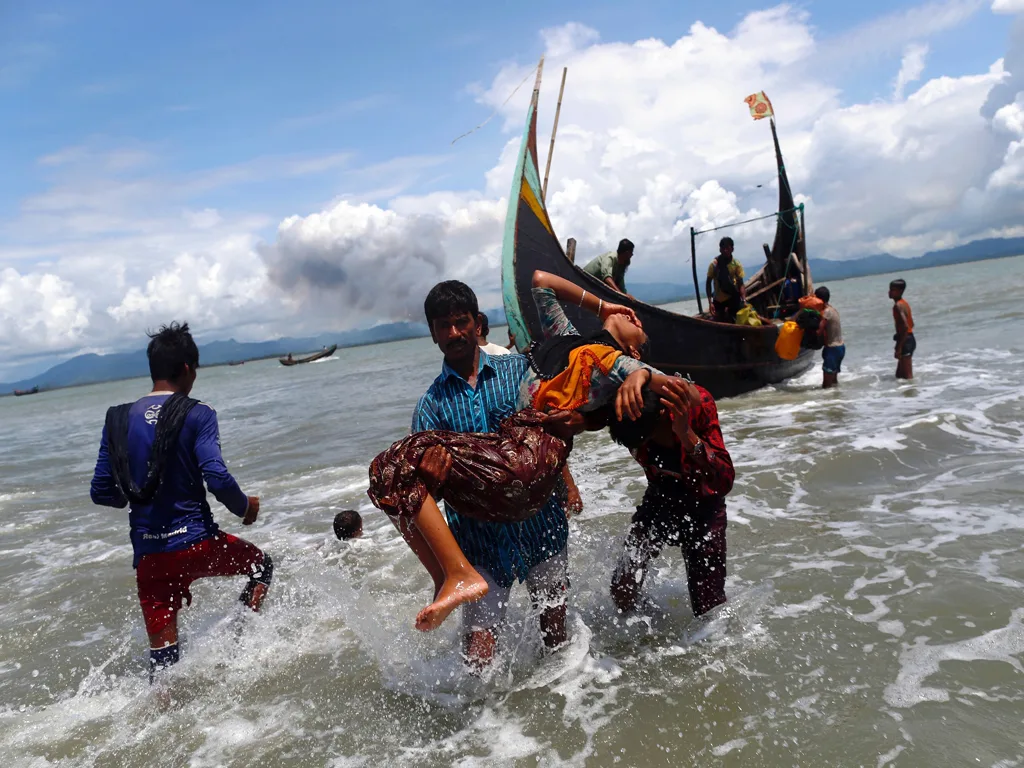 Al menos 14 refugiados rohingya, la mayoría de ellos niños, se ahogaron y decenas más quedaron en paradero desconocido el lunes después de que su embarcación, sobrecargada, volcara, en la última tragedia que ha afectado a quienes huyen de la violencia en Myanmar. Créditos: AFP.