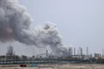 El humo se eleva tras un ataque contra la refinería de petróleo Bapco en la isla de Sitra, en Baréin, el 9 de marzo. Créditos: REUTERS/Stringer