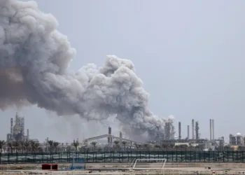 El humo se eleva tras un ataque contra la refinería de petróleo Bapco en la isla de Sitra, en Baréin, el 9 de marzo. Créditos: REUTERS/Stringer