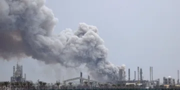 El humo se eleva tras un ataque contra la refinería de petróleo Bapco en la isla de Sitra, en Baréin, el 9 de marzo. Créditos: REUTERS/Stringer