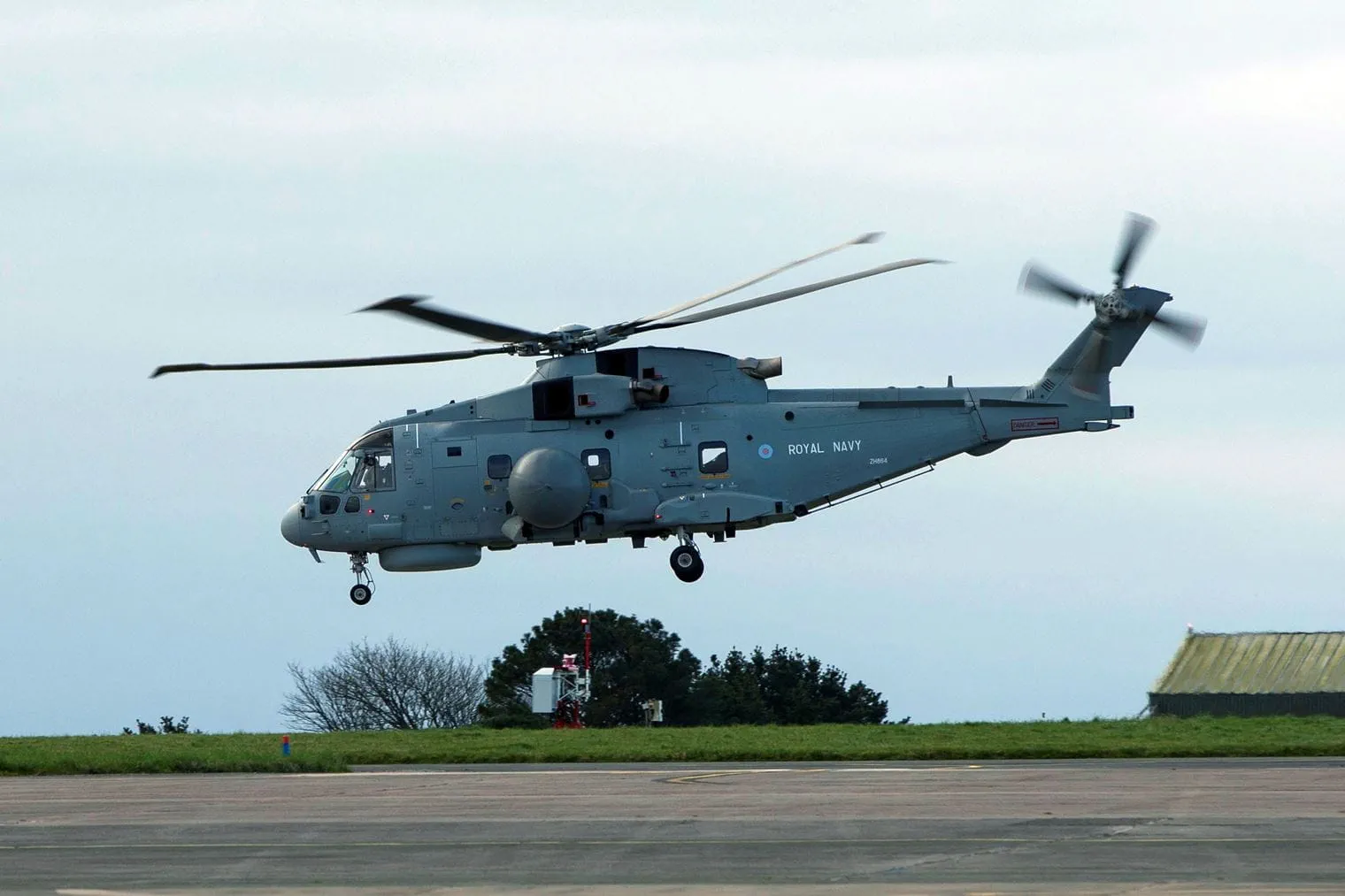 El 820 NAS Crowsnest Merlin despega desde Culdrose. Crédito: Royal Navy