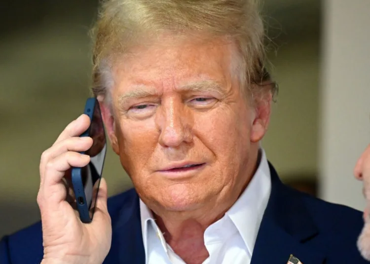 Donald Trump al teléfono