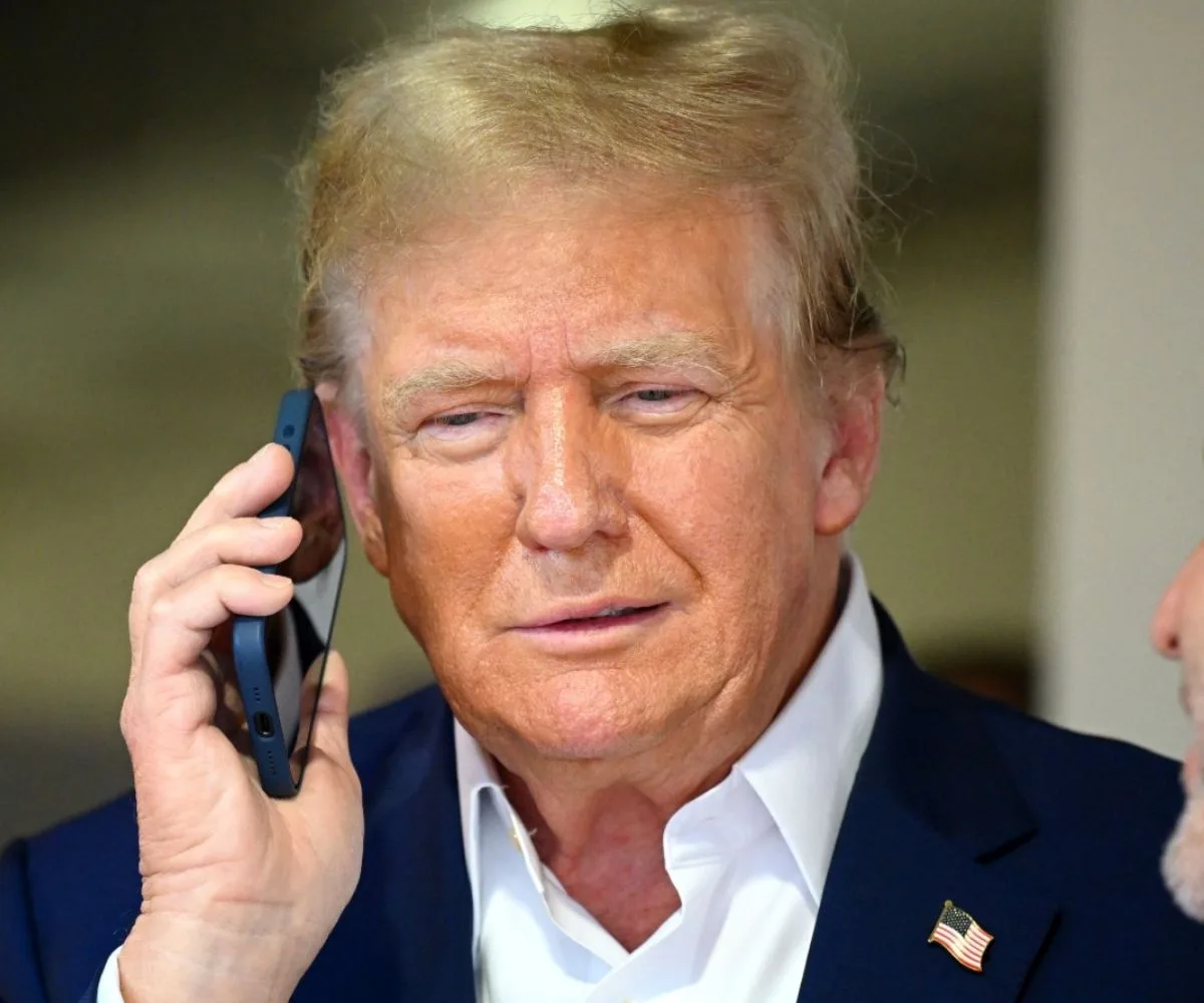 Donald Trump al teléfono