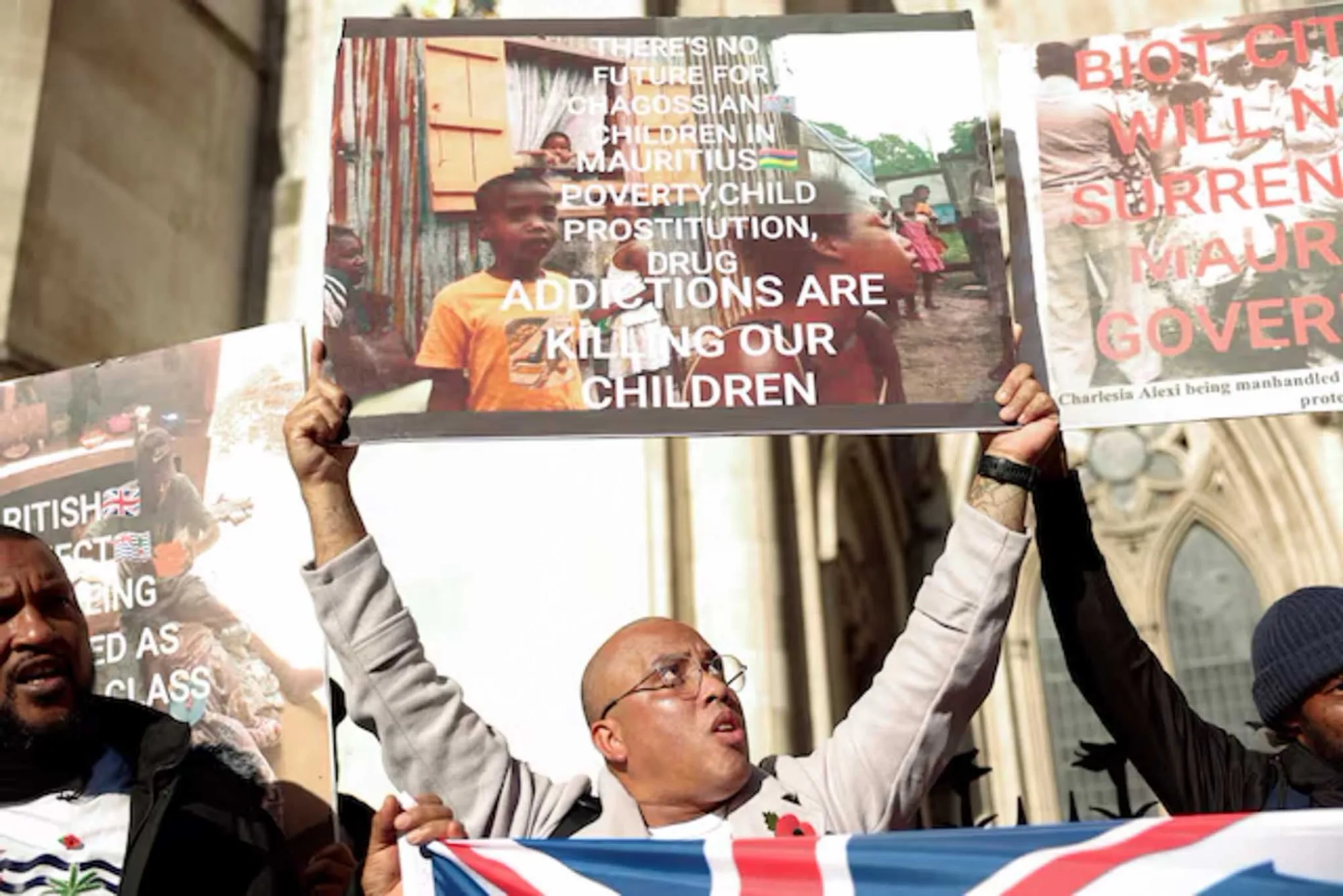 Christopher Coutet, de origen chagosiano, protesta frente al Tribunal Superior de Justicia, donde varios activistas impugnan el acuerdo del Gobierno británico para transferir la soberanía de las islas Chagos a Mauricio, en Londres, Reino Unido, el 28 de octubre de 2025. Créditos: REUTERS/Hiba Kola