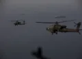 Los AH-64 Apache vuelan sobre el Estrecho de Ormuz durante una patrulla, el 17 de abril. Crédito: CENTCOM